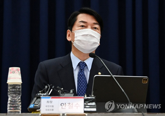 안철수 국민의힘 의원이 지난달 26일 오전 국회 의원회관에서 열린 '위기를 넘어 미래로, 민·당·정 토론회 - 반복되는 팬데믹 시대의 과학적 방역과 백신주권'에서 발언하고 있다.<연합뉴스>